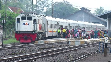 PENUMPANG PENUH INILAH KERETA API LOKAL SELALU PENUH PENUMPANG YouTube