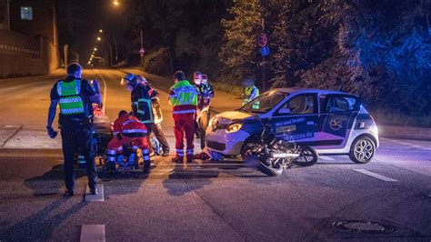 Unfall In Harburg Motorradfahrer Kracht In Pizzaboten