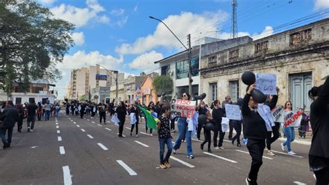 Enfermeiros e técnicos protestam contra suspensão do piso da categoria