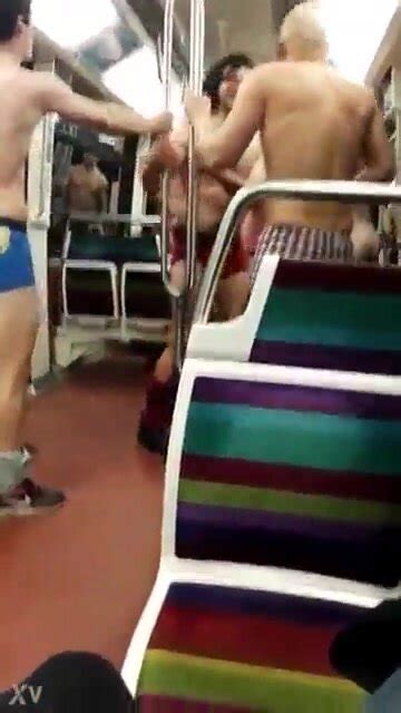 French rugby fans celebrating naked in parisian subw ThisVid 日本語で