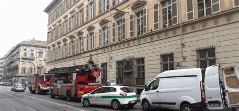 Cadono Calcinacci Dal Cornicione Della Scuola In Via Madama Cristina