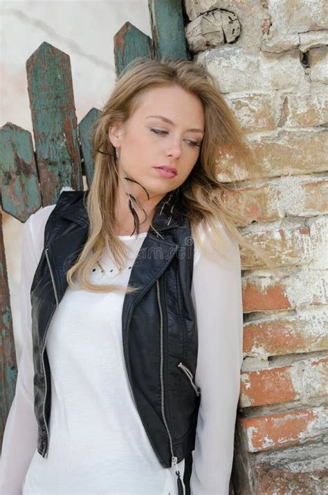 Femme Blonde Douce Se Penchant Contre Une Barrière Photo stock Image du longtemps fille