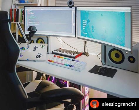 Best Dual Monitors Setup for Developers | Autonomous | Desk setup, Home ...