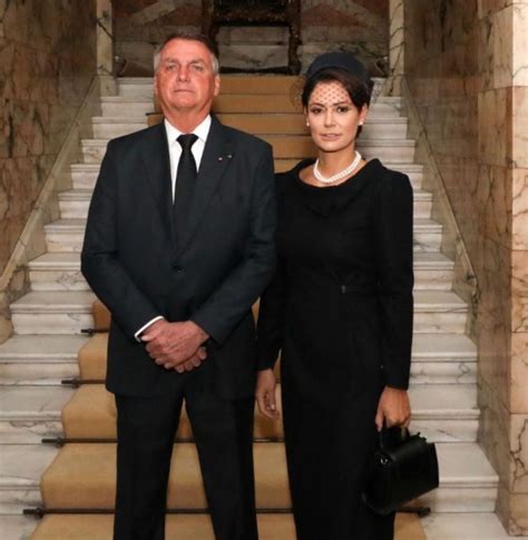 Veja fotos de Bolsonaro e Michelle no velório de Elizabeth 2ª