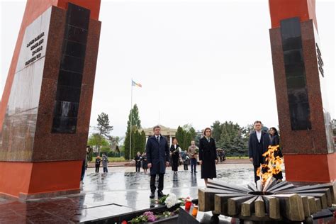 Maia Sandu A Depus Flori La Complexul Memorial Eternitate Comemor M