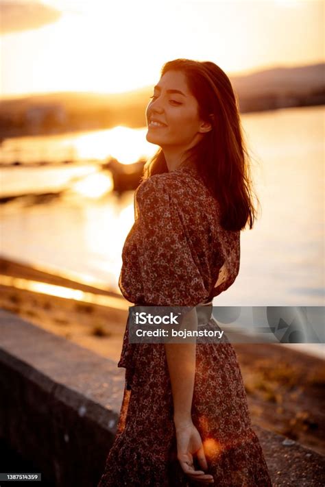 여름 일몰의 따스함 즐기기 20 29세에 대한 스톡 사진 및 기타 이미지 20 29세 강 강둑 Istock