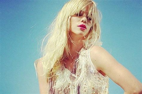 Nicole Neumann Se Muestra Como Una Mamita Hot