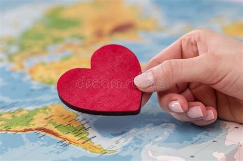 L Homme Tient Le Coeur Rouge Sur Le Fond De La Carte Du Monde Image