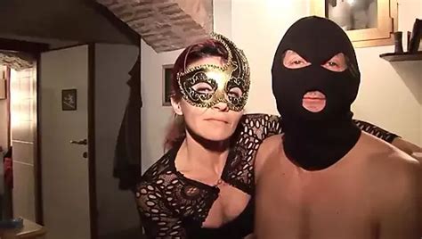 Schmutziger Amateur Gangbang mit perverser MILF mit großen natürlichen Möpsen und behaarter