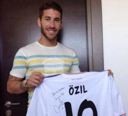 Sergio Ramos Pajang Jersey Mesut Ozil TribunNews