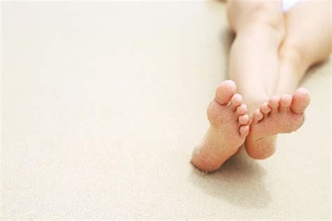 Mujer Joven Bronceada Bronceada En Bikini Con Sombreros De Paja Tumbada En Una Playa Tropical