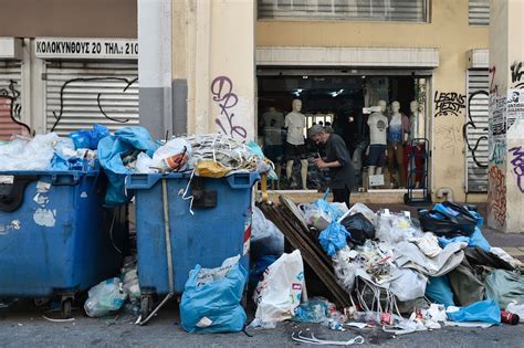 In Grecia Ci Sono Tonnellate Di Rifiuti Per Le Strade Il Post