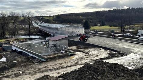 Im Zelt auf neuer A8 Enzbrücke So trotzen Baufirmen dem Regen Region