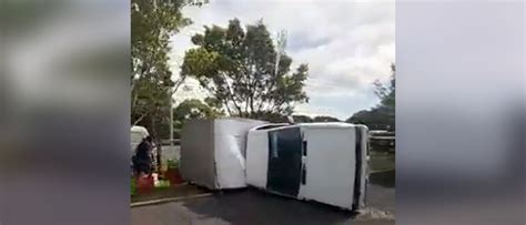 VIDEO Conductor Pierde El Control Y Vuelca En Carretera Panamericana