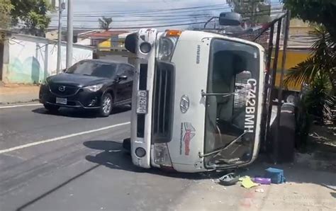 Camión Volcó En Las Charcas Zona 11 De La Ciudad