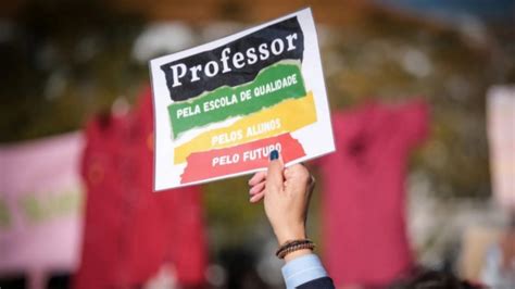 Mais De Uma Centena De Professores Em Manifesta O De Apoio A Docente