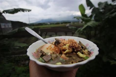 Soto Kambing Pak Sukir Dimasak Pakai Kayu Bakar Bikin Ketagihan