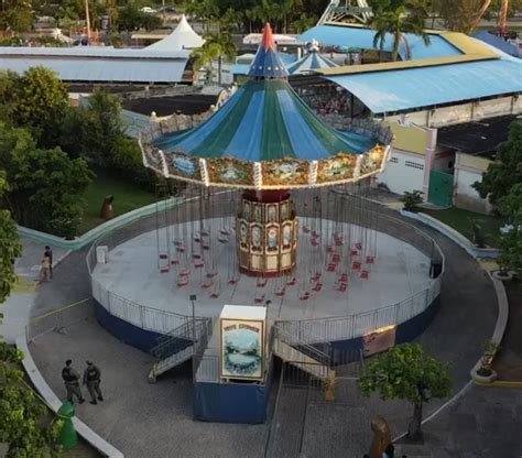 Balanço de brinquedo do Mirabilândia se solta no ar e mulher é