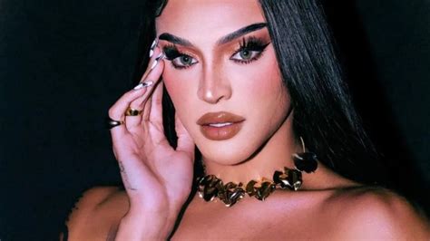 Pabllo Vittar põe próteses para jogo e rebola calcinha fio dental