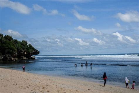 Duduk Di Pantai Melihat Ombak Nikmati Sunset Newstempo