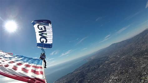 The Patriot Parachute Team Thrill The Veterans Weekend Crowd Youtube