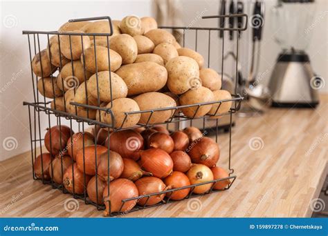 Container Met Aardappelen En Uien Op Keukentoonbank Orderopslag Stock