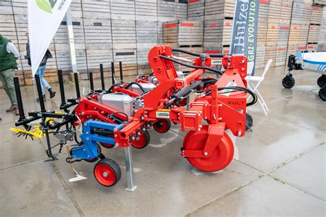 New camera technology on the iScan hoe from KULT-Kress tackles weeds in
