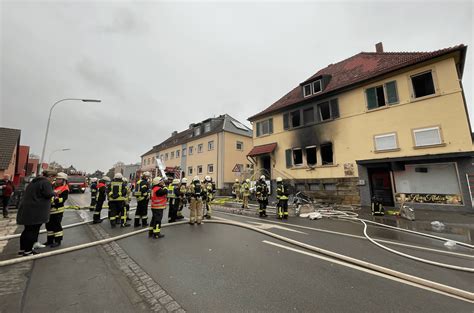 Hassfurt Brand In Mehrfamilienhaus Acht Personen Verletzt Eine