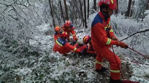 游客登山赏雾凇摔伤被困，宁波消防“雪橇式”救援，提醒：冰天雪地，安全第一