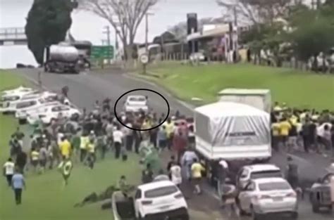 Vídeo carro atropela 17 manifestantes em bloqueio em estrada de SP