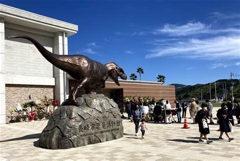 開館した長崎市恐竜博物館の入り口付近。初日から家族連れなどが訪れた 動くティラノザウルス迫力満点 長崎市恐竜博物館 初日からにぎわう