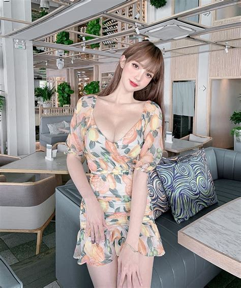 Hết o ép vòng lại đến mốt thả rông hot girl Việt liên tục lên báo nước ngoài càng ngắm