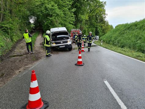 Anger Unfall auf A8 Lkw stürzt um und sorgt für Staus und Behinderungen