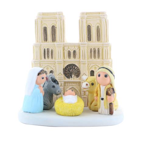 Crèche de Noël avec la cathédrale de Notre Dame de Paris en céramique