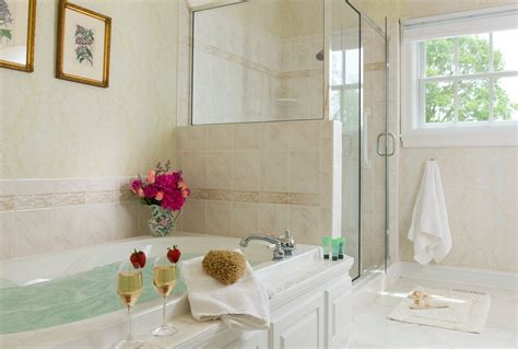 18 Romantic Hotels with Jacuzzi in Room in Williamsburg, VA ️