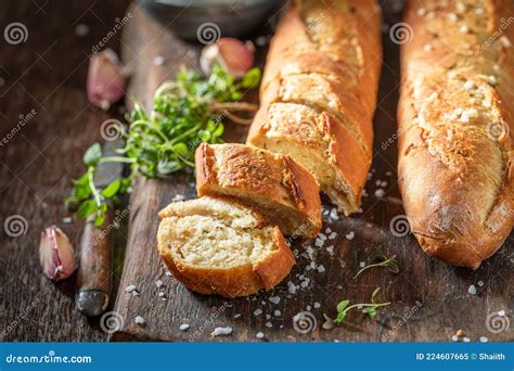 Pan De Ajo Casero Con Sal Baguette Con Ajo Imagen De Archivo Imagen