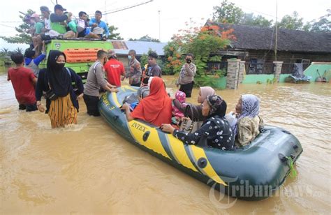 Evakuasi Korban Banjir Di Bantaran Sungai Tuan Kalsel Foto 4 1871495