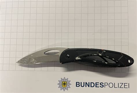 BPOL NRW Bundespolizisten stellen 29 Jährigen mit Drogen und Messer