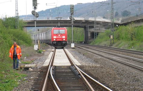 Lz Sinzig Mehrere Kleinbr Nde Entlang Der Bahnlinie Freiwillige