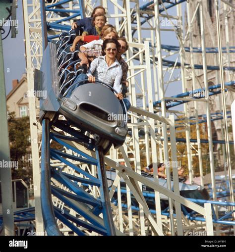 Junge Leute Auf Der Achterbahn Auf Dem Oktoberfest In München