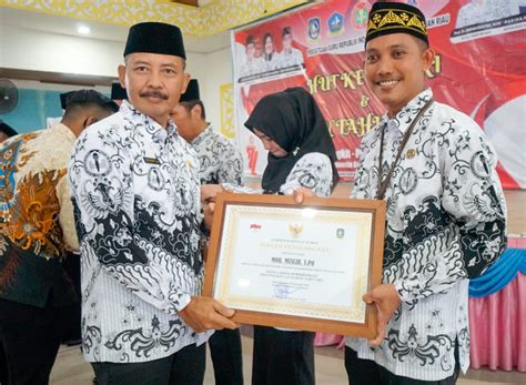 Sekdaprov Adi Pimpin Upacara Peringatan Hari Guru Nasional Dan Hut Ke