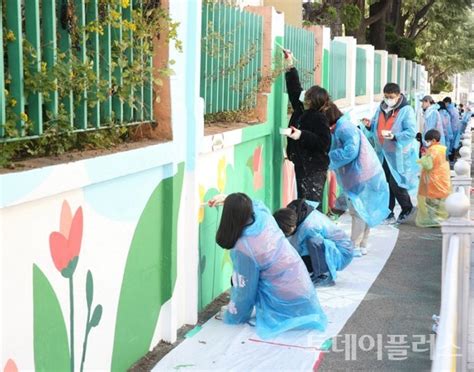 한국타이어 ‘가족과 함께하는 벽화 그리기 봉사활동 진행