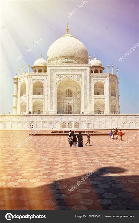 Tourists visiting Taj Mahal Stock Photo by ©happyalex 160793548