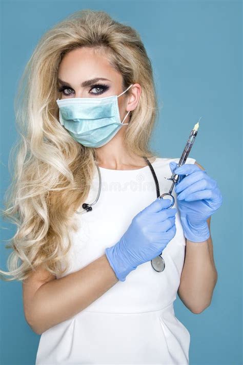 Sexy Blonde Krankenschwester in Den Gläsern Ein Stethoskop Halten Stockbild Bild von