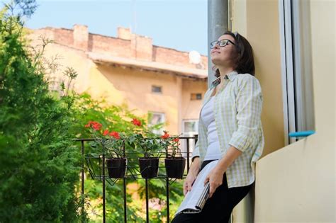 Hermosa Mujer Madura En Ropa De Casa En El Balc N Abierto Leyendo Una