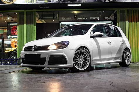 Volkswagen Golf R VI White Enkei RS05RR Wheel Front