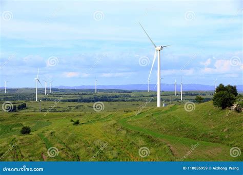 Turbinas De Vento Campo Amarelo Imagem De Stock Imagem De Energia