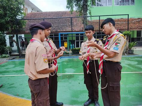 Suasana Belajar Tali Temali Pada Latihan Rutin Di Gudep Pangkalan Sman