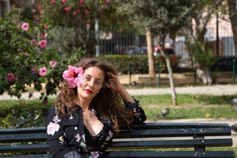 Belle Femme Blonde Aux Cheveux Boucl S Et Yeux Bleus Est Assise Sur Un Banc Du Parc Reposant La