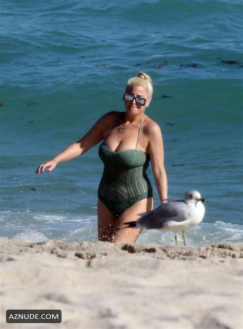 Josie Goldberg Enjoys A Beach Day In A Knitted Green One Piece Bikini AZNude